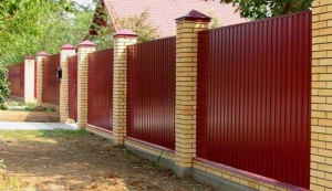 Забор с кирпичными столбами на ленточном фундаменте favorit-62.ru